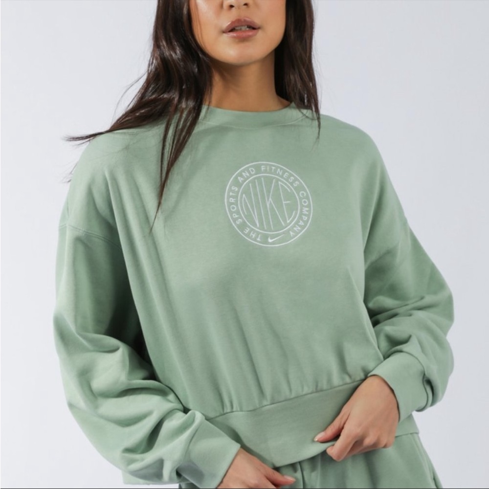 Nike Cropped Sweatshirt in Light Green w Chest Print Logo